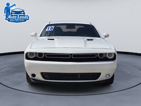 Used 2015 Dodge Challenger SXT RWD image 4