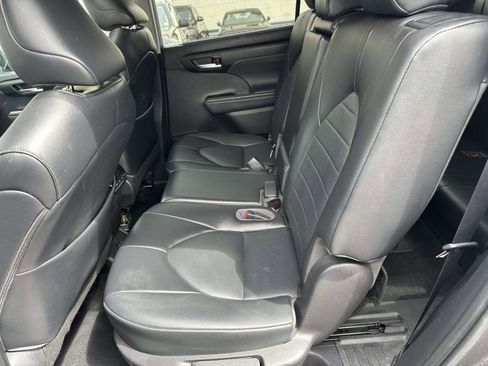 Used 2022 Toyota Highlander XLE image 19
