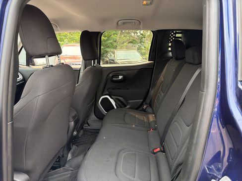 Used 2018 Jeep Renegade Latitude AWD/4WD image 9