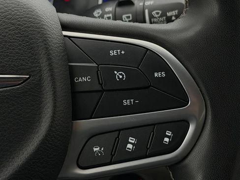 Used 2024 Chrysler Pacifica Touring-L FWD image 14