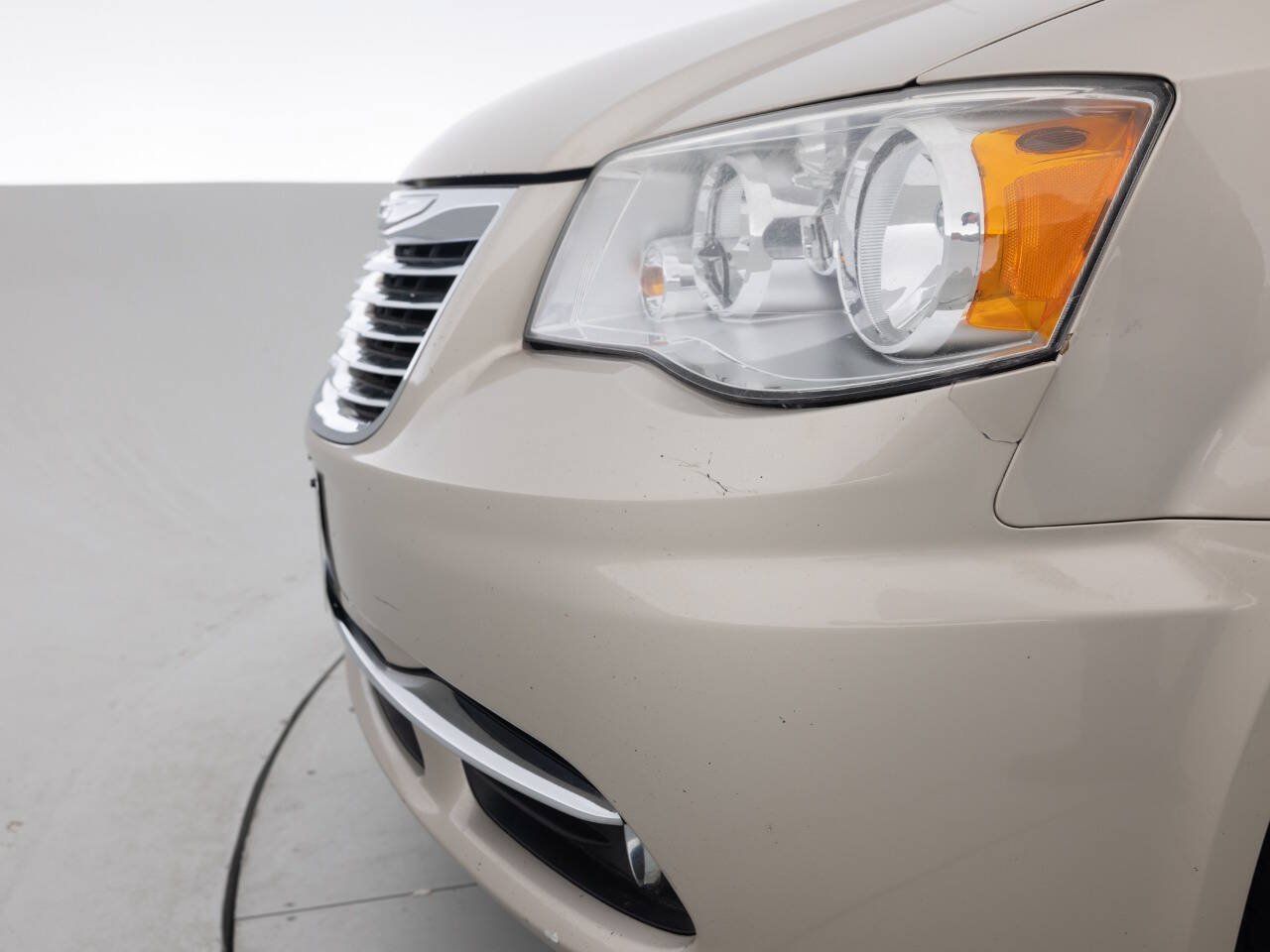 Used 2012 Chrysler Town & Country Touring-L w/ Entertainment Group #2 FWD image 15