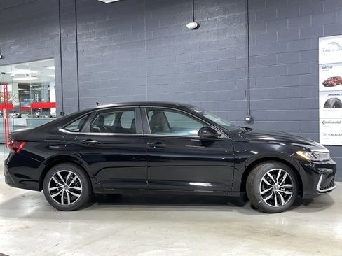 New 2025 Volkswagen Jetta SE image 4