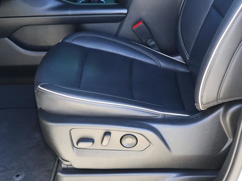 Used 2022 GMC Yukon SLT w/ SLT Premium Package image 16