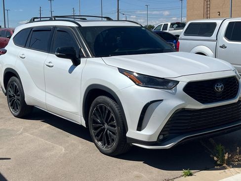 Used 2023 Toyota Highlander XSE AWD/4WD image 2