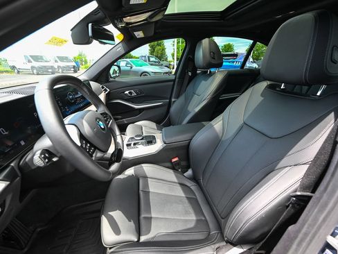 Used 2025 BMW 330i xDrive Sedan AWD/4WD image 19