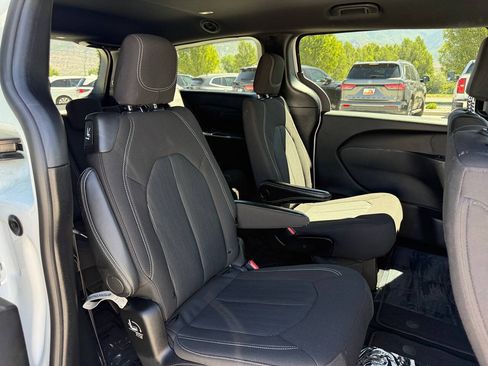 Used 2024 Chrysler Pacifica Touring FWD image 22