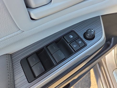 Used 2025 Toyota Sienna LE image 10