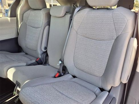 Used 2021 Toyota Sienna LE image 9