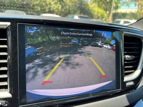 Used 2025 Chrysler Pacifica Select FWD image 25