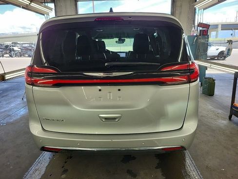 Used 2024 Chrysler Pacifica Touring-L FWD image 4