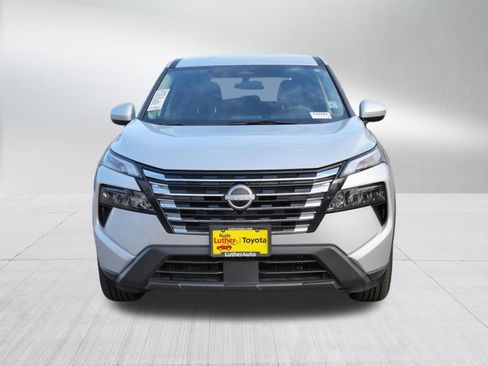 Used 2025 Nissan Rogue SV image 2