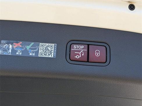 Used 2025 Mercedes-Benz GLC 350e 4MATIC image 11