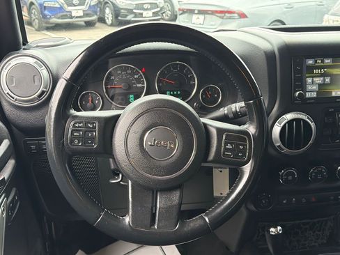 Used 2015 Jeep Wrangler Unlimited Rubicon w/ Connectivity Group AWD/4WD image 16