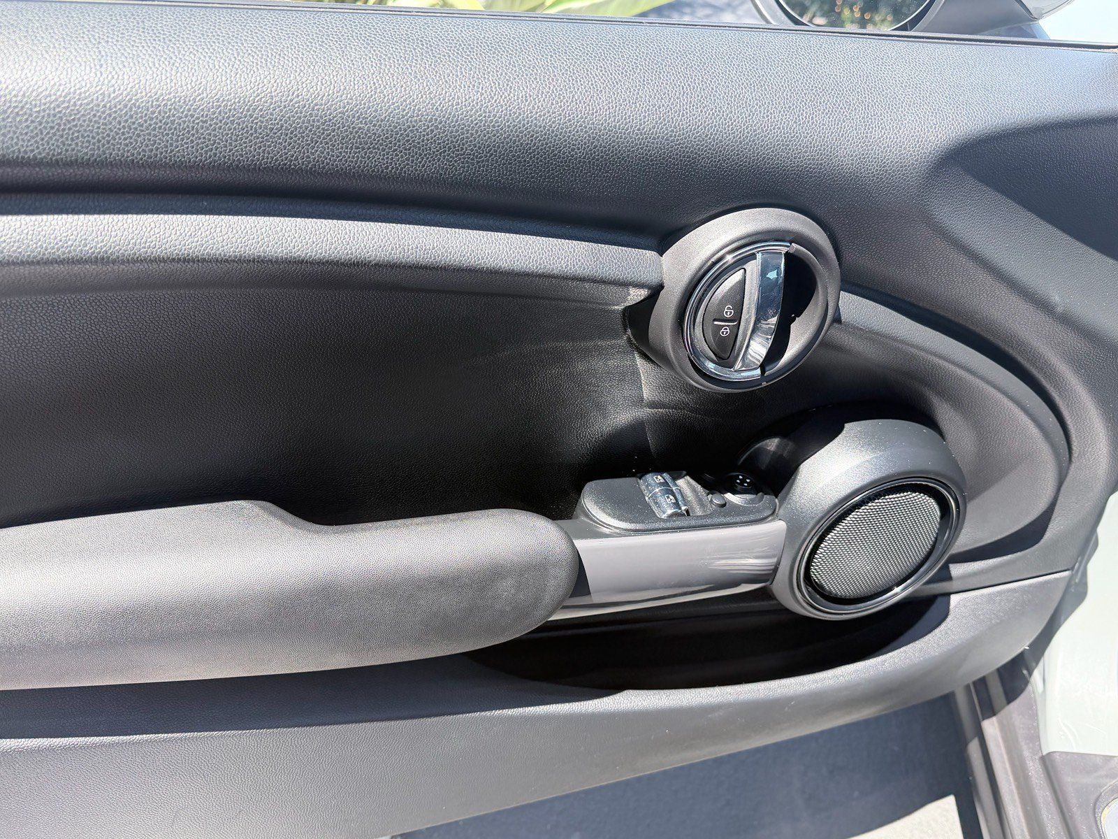 Used 2022 MINI Cooper 2-Door Hardtop FWD image 15