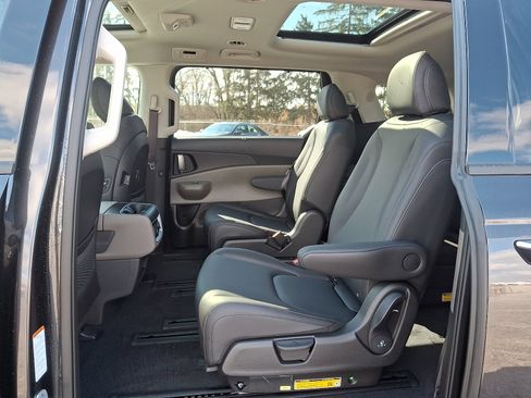 New 2026 Kia Carnival SX FWD image 9