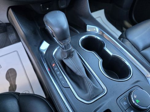 Used 2023 Chevrolet Traverse LT image 32