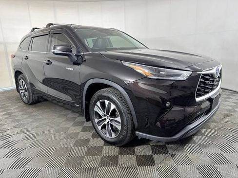 Used 2021 Toyota Highlander XLE AWD/4WD image 1