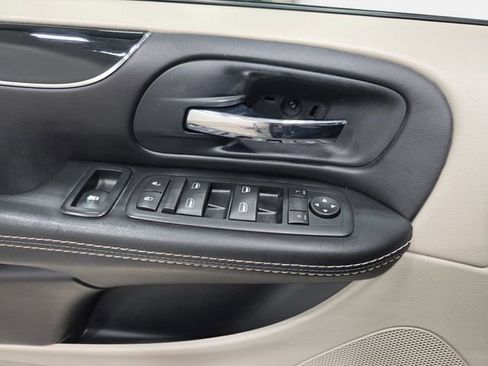 Used 2016 Dodge Grand Caravan SE image 27