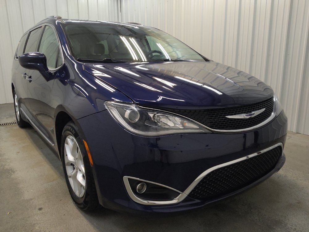 Used 2018 Chrysler Pacifica Touring-L w/ Tire & Wheel Group FWD image 13
