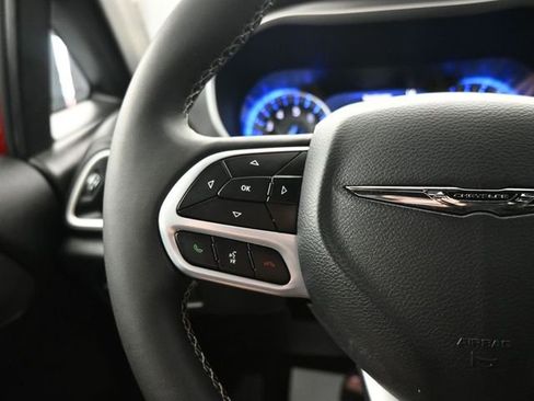 Used 2025 Chrysler Pacifica Select image 18