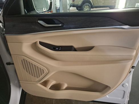 Certified 2024 Jeep Grand Cherokee Limited image 16