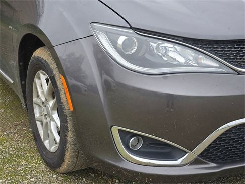 Used 2020 Chrysler Pacifica Touring-L image 4