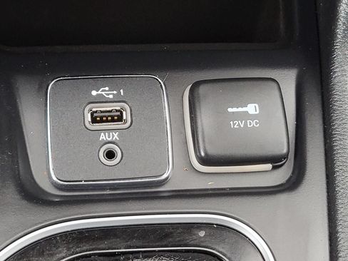 Used 2019 Jeep Cherokee Limited FWD image 28