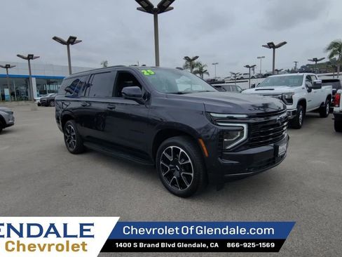 Certified 2025 Chevrolet Suburban RST image 2