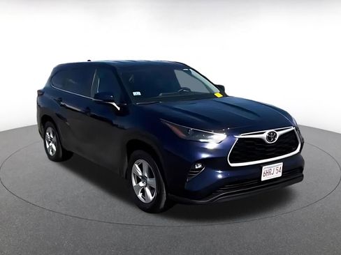 Used 2025 Toyota Highlander LE FWD image 3