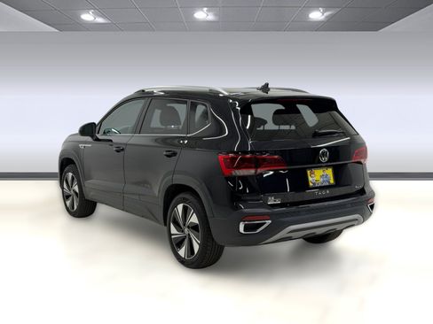 Used 2024 Volkswagen Taos SE AWD/4WD image 2
