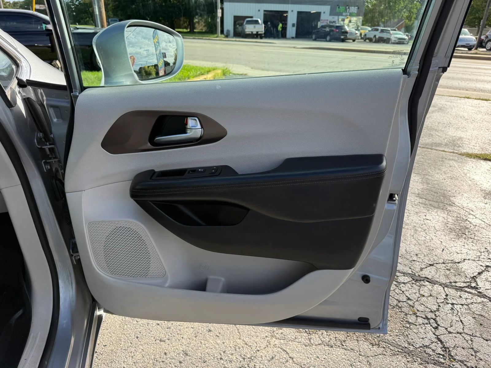 Used 2019 Chrysler Pacifica Touring-L FWD image 25
