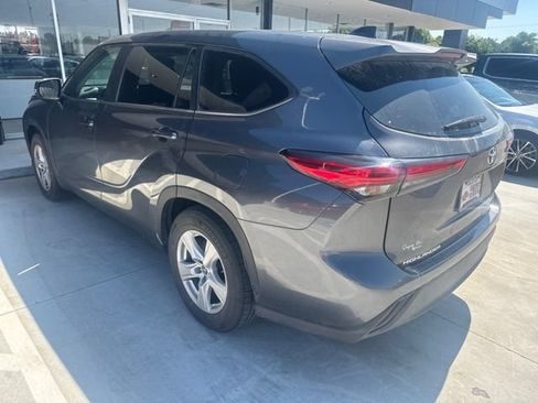 Used 2023 Toyota Highlander L FWD image 3