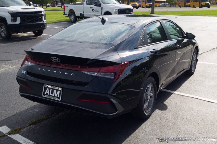 New 2026 Hyundai Elantra SE FWD image 5