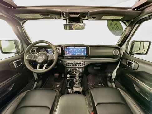 Used 2024 Jeep Wrangler Unlimited Sahara w/ Technology Group AWD/4WD image 3