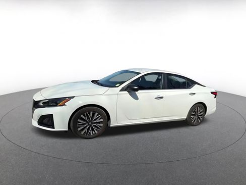 Used 2025 Nissan Altima 2.5 SV FWD image 8