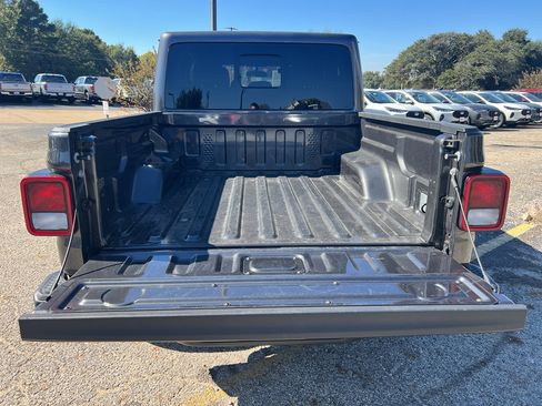 Used 2024 Jeep Gladiator Sport image 9
