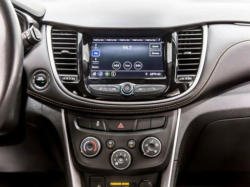 Used 2022 Chevrolet Trax LT w/ LT Convenience Package FWD image 17