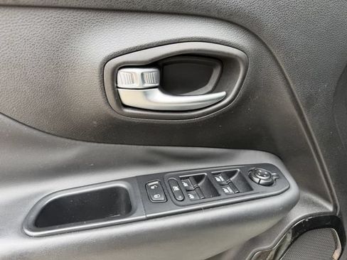Used 2018 Jeep Renegade Altitude FWD image 11