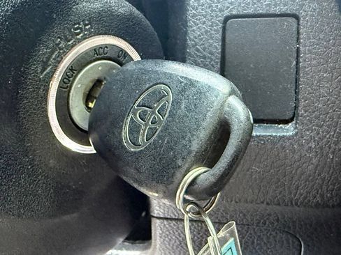 Used 2018 Toyota RAV4 LE FWD image 34