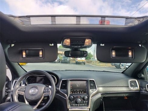 Used 2017 Jeep Grand Cherokee Limited image 29