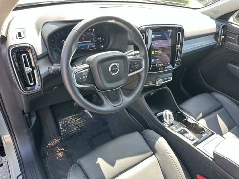 Certified 2025 Volvo XC40 B5 Ultra w/ Climate Package image 9