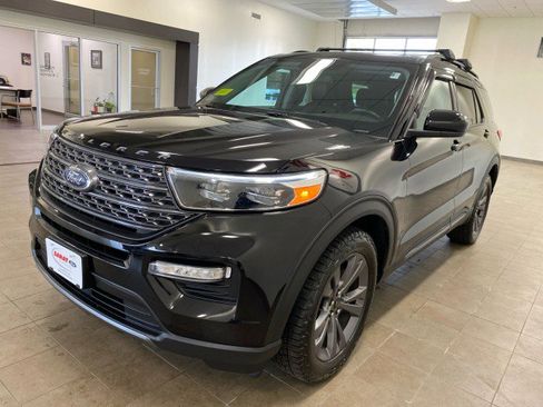 Certified 2022 Ford Explorer XLT w/ Equipment Group 202A image 4