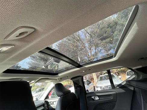 Certified 2024 Volvo XC40 B5 Plus w/ Protection Package Premier image 24