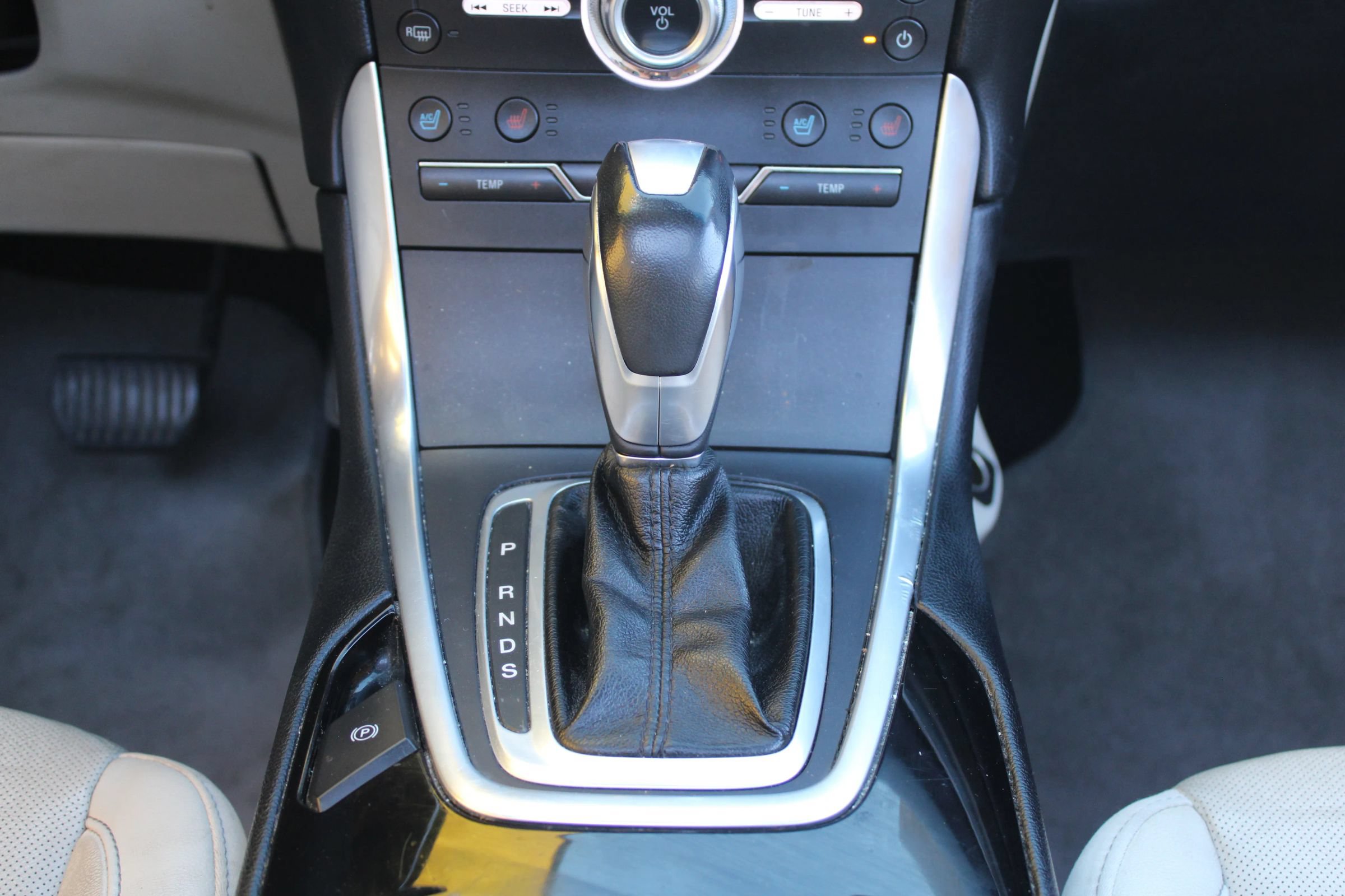 Used 2018 Ford Edge Titanium FWD image 15