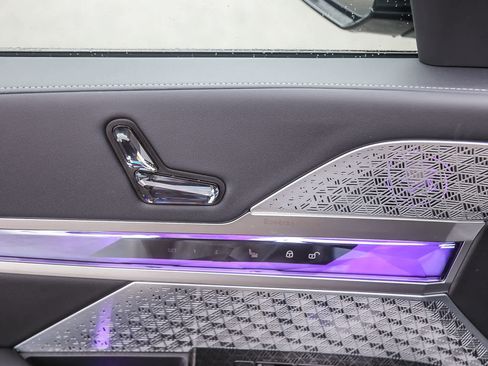 Used 2025 BMW i7 eDrive50 w/ M Sport Package image 18