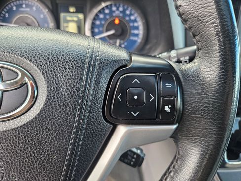 Used 2017 Toyota Sienna XLE w/ XLE Navigation Package FWD image 21