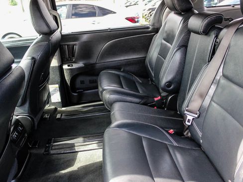 Used 2018 Toyota Sienna SE image 19