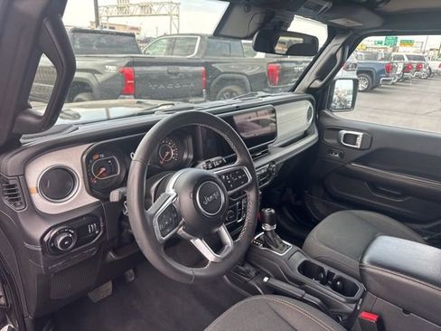 Used 2025 Jeep Wrangler Unlimited Sahara AWD/4WD image 9