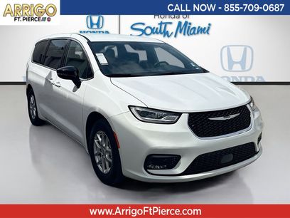 Used 2025 Chrysler Pacifica Select