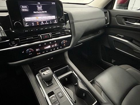 Used 2025 Nissan Pathfinder SL image 26